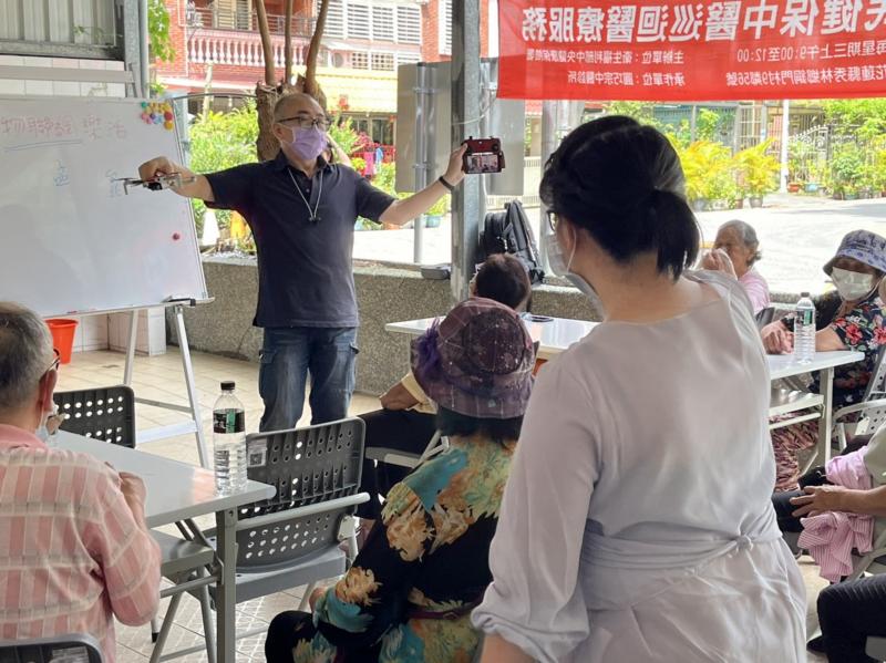 講師與學員上課畫面