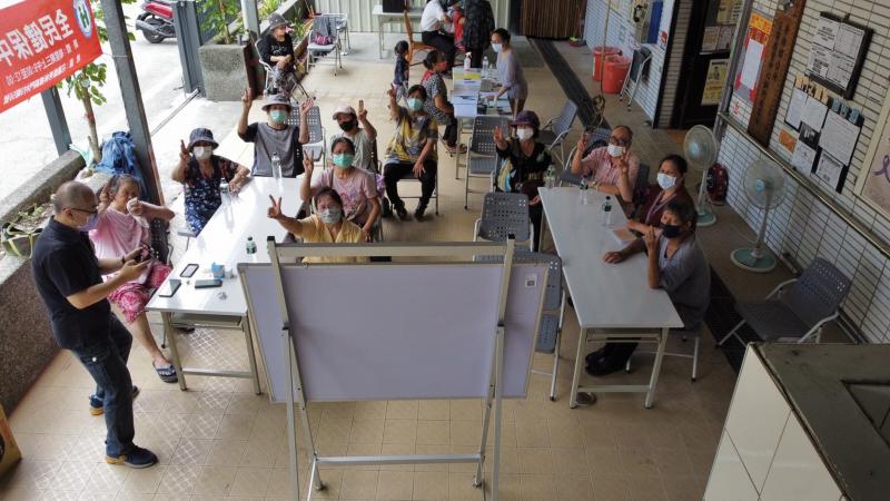 利用開拍機與學員大合照