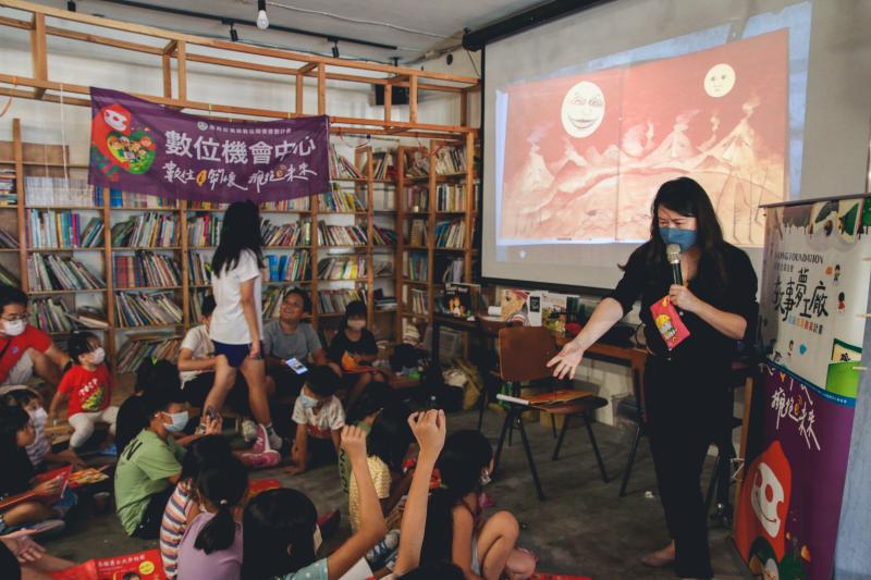 DOC講師以實物投影機帶領學員導讀部落文化繪本