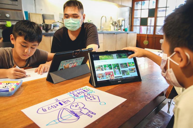 代間學習模式讓大朋友帶領小朋友用平板查找創作資料