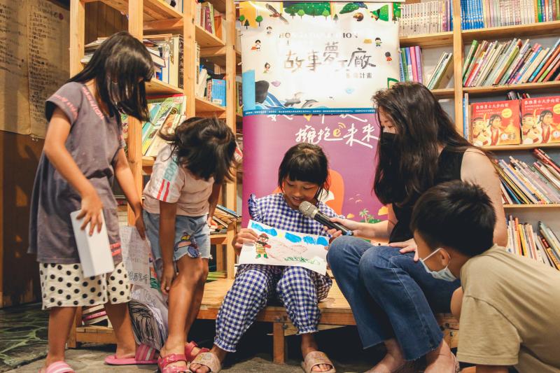 在講師的協助下完成表發影片攝影