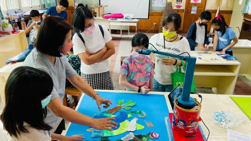 講師指導如何用實物投影機拍攝