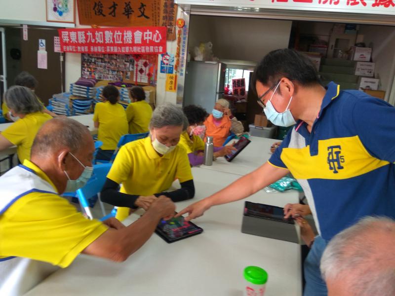 老師指導學員如何操作平板電腦情形