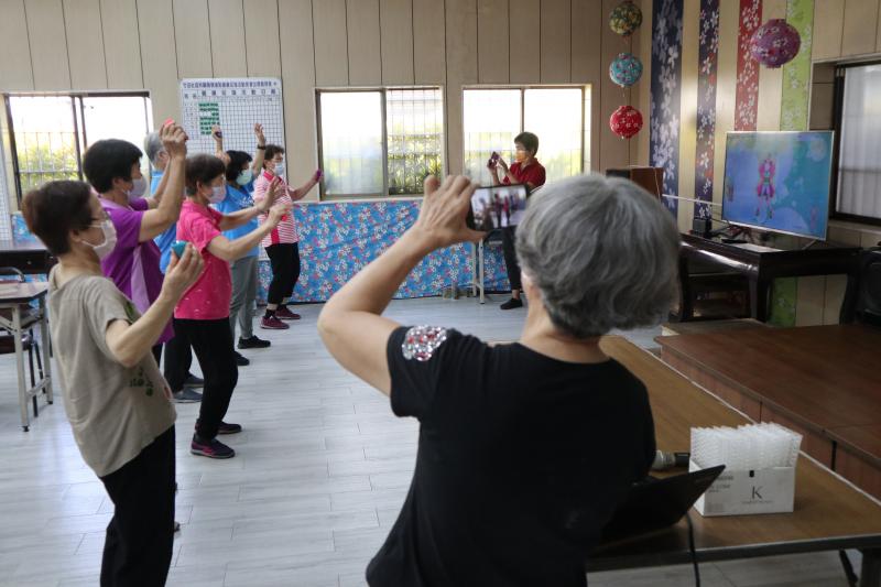 輪流使用Switch遊戲活動活動身體，休息中的學員可以利用休息空檔用相機拍攝同學舞動的身影