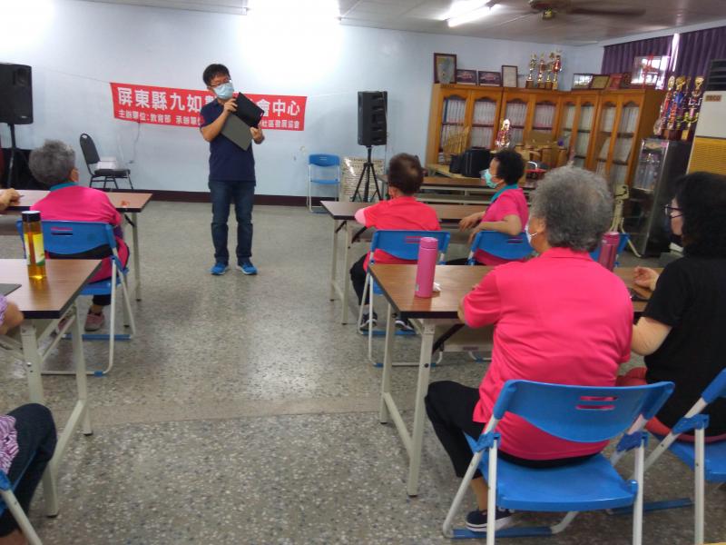 老師介紹平板電腦及指導學員如何開機及調整聲音大小