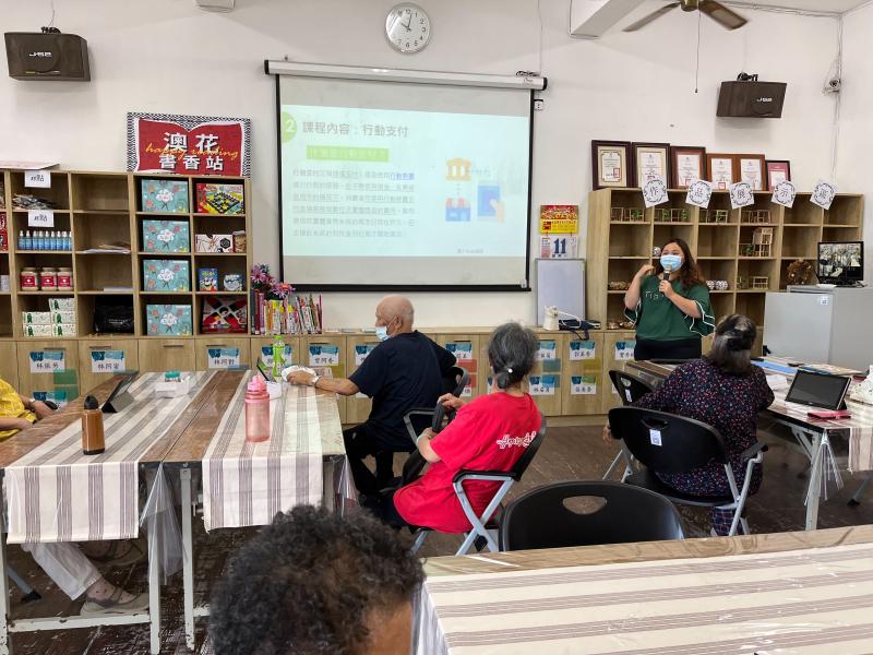 楊純宜講師在前台與學員介紹常見支付系統。