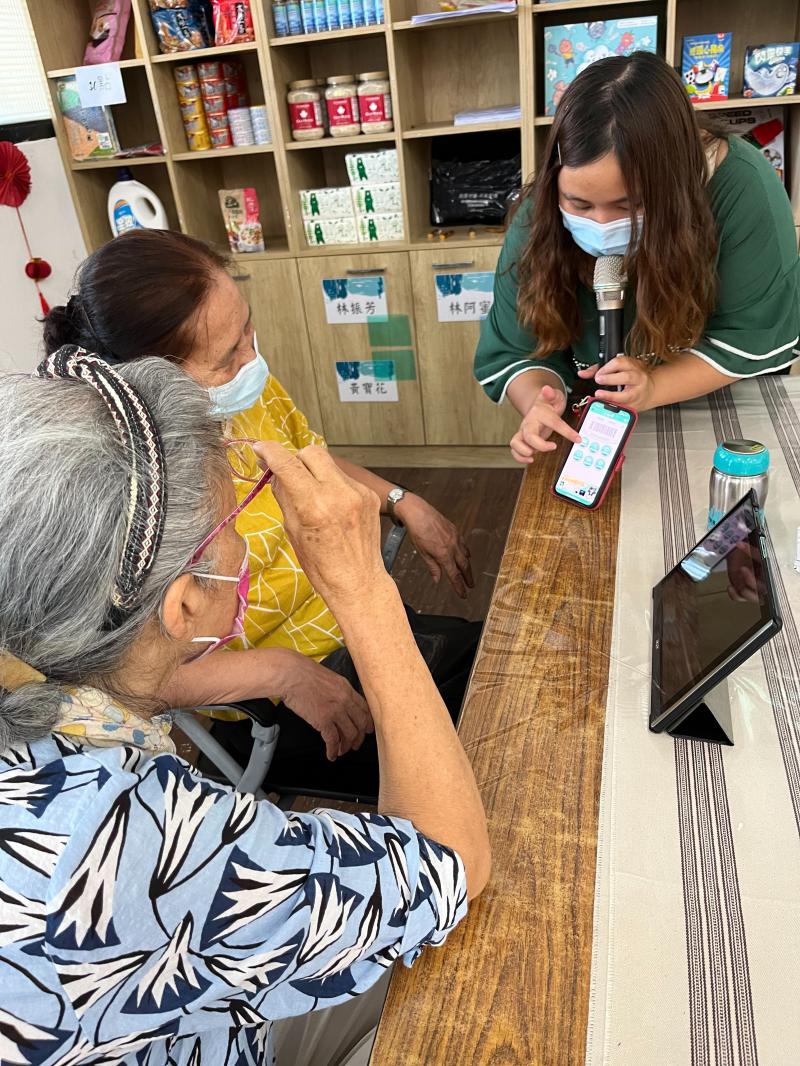 純宜講師向民眾展示何為載具。