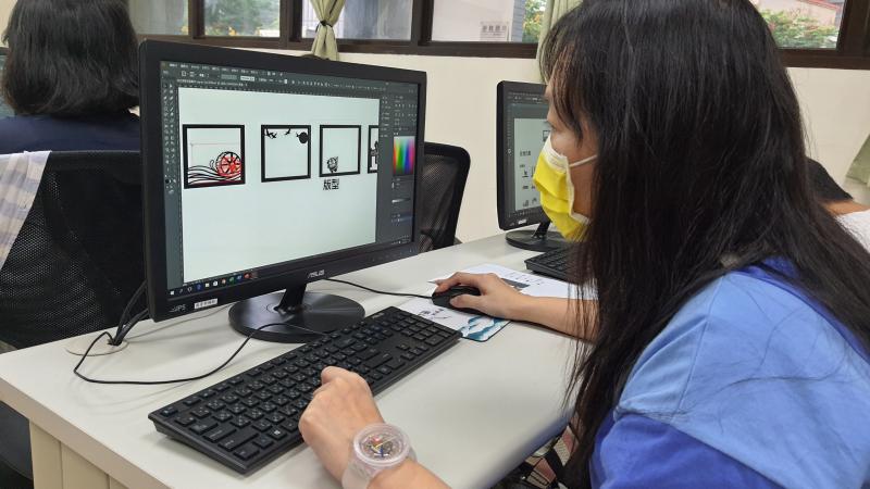 學員排版製作自己的雷雕分層圖。