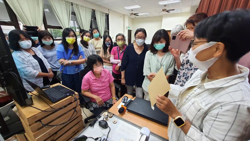 講師講解雷雕注意事項。