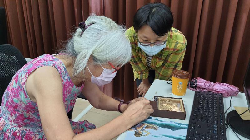 講師指導學員調整作品。