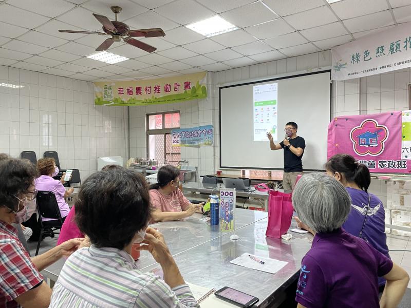 老師教導學員如何設定支付APP