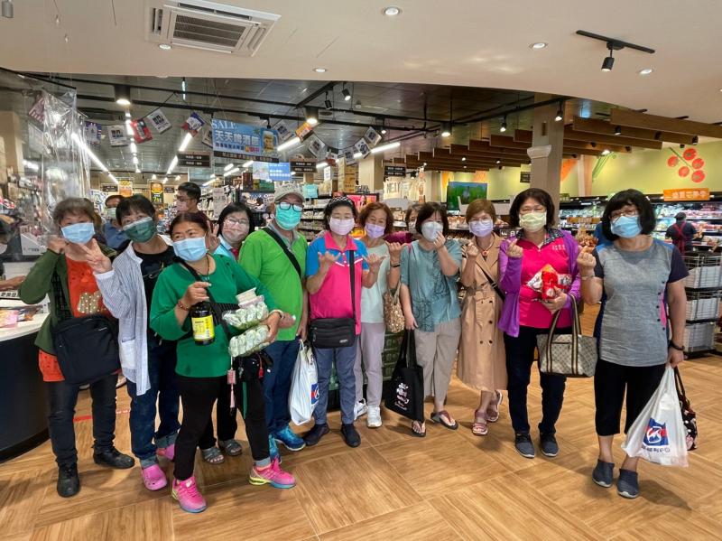 成功設定支付APP後  老師帶領大家一起用APP大採購