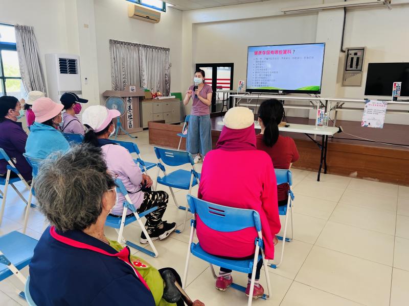 講師用幽默的方式講解課程內容