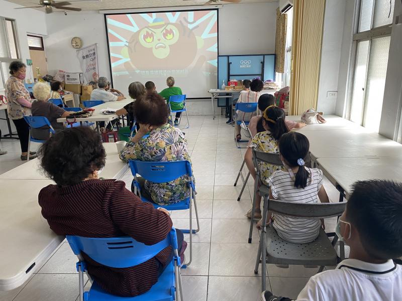 網路霸凌短片邊看邊說明，更清楚宣導內容。