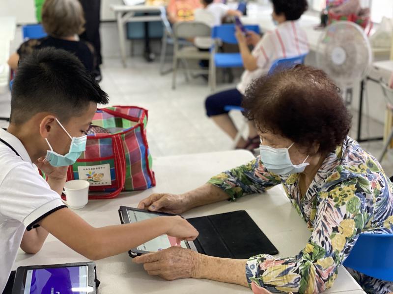 孩童導讀定解釋說明，讓長輩問答更輕鬆順利。