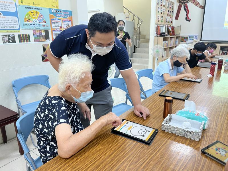92歲奶奶學習用平板畫畫，奶奶覺得新奇有趣！