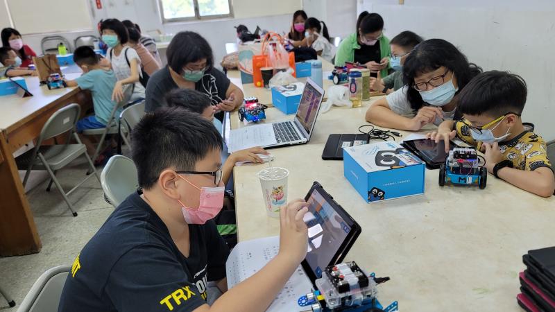 小學員自己設計機器車行走的程式。