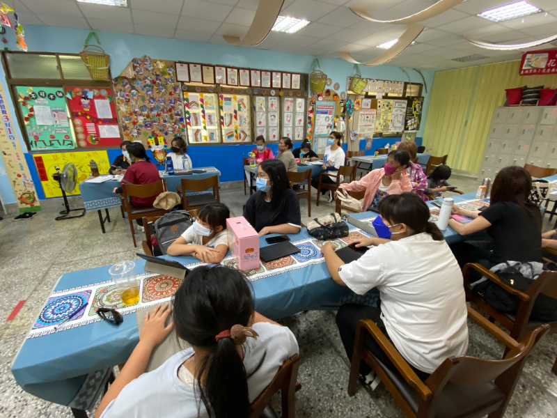 學員很認真的聽講，講師的簡報有影片相互教學，受益良多