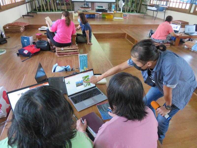 學員非常認真跟講師討論封面與封底的設計。