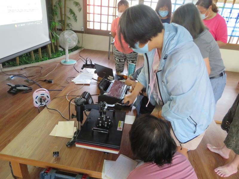 對於第一次看到與操作熱轉印機，學員都感到很興奮。