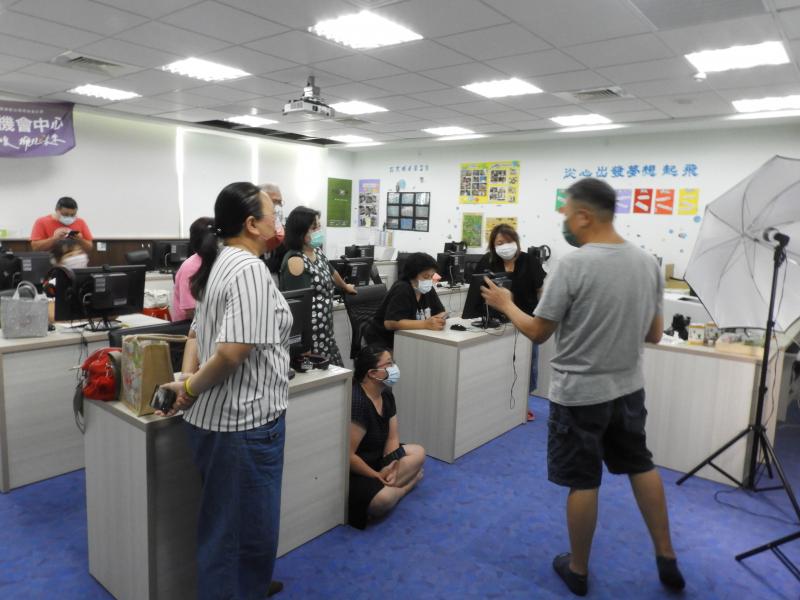 講師教學員善用周邊的物品來做道具