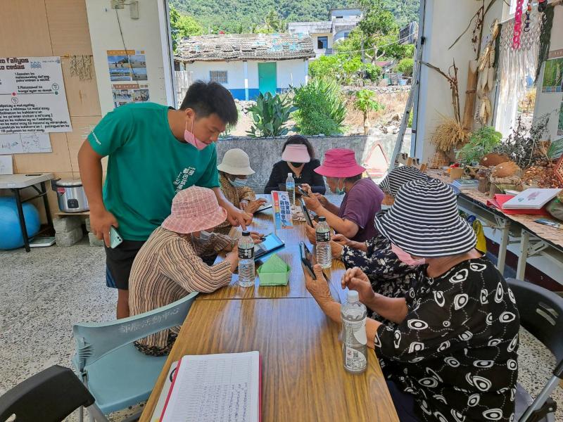 平板電腦基礎功能熟悉後，教長輩下載免費軟體畫筆