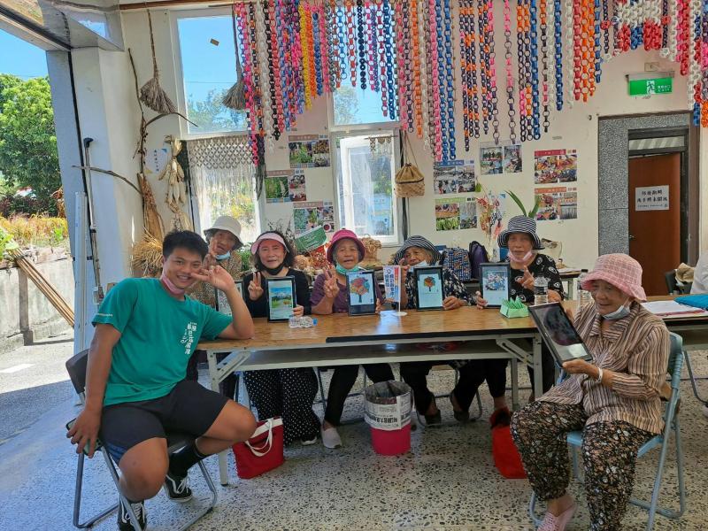 可愛的阿嬤們用心畫出一幅幅圖畫