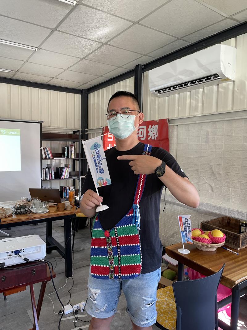 模特兒老師  喜歡這樣的風格台灣LV包包，讓淑美學員好開心