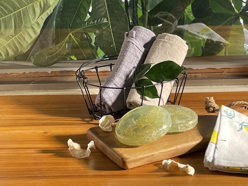 成功學員拍絲瓜香皂，擺入幾本書就在這樣在窗邊拍出作文青風格香皂，