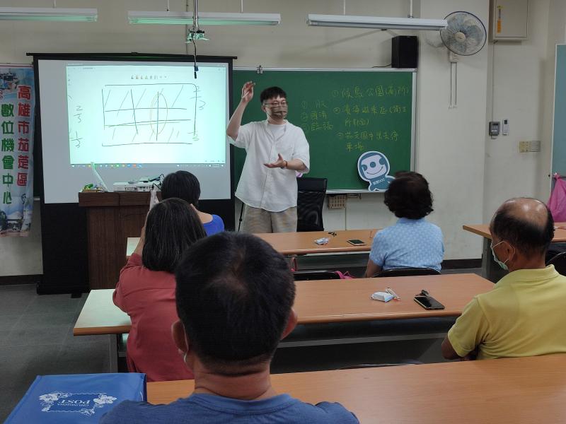 講師細心的指導學員拍照的技巧