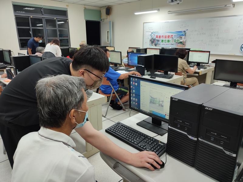 講師一步一步教學員如何從插入圖片選取合適的照片製作電子書封面