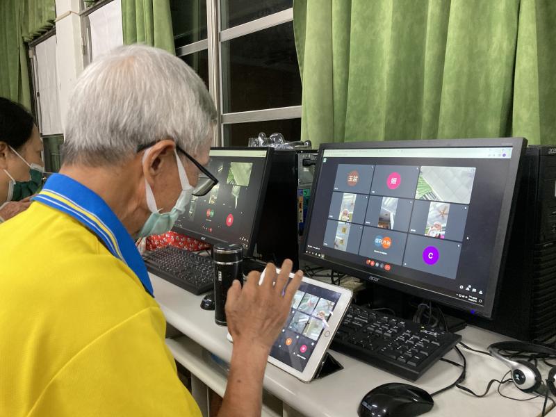 學員利用平板電腦開設MEET會議室