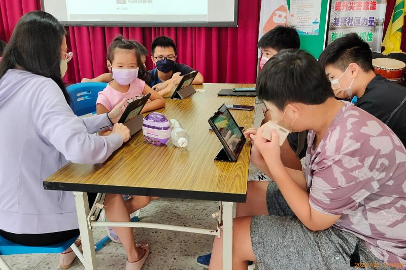 有好多書本可以借，也能在線上看書，還有影片介紹。