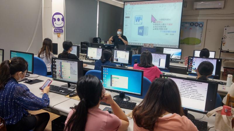 一、課程內容：  1.課程名稱:文書E指通  2.上課日期及內容: 三堂8小時  7/11(一)下午13:30~16:30　WORD：目錄，頁首頁尾，自動編號，頁面背景等  7/18(一)下午13:30~16:30 excel：名稱管理員，