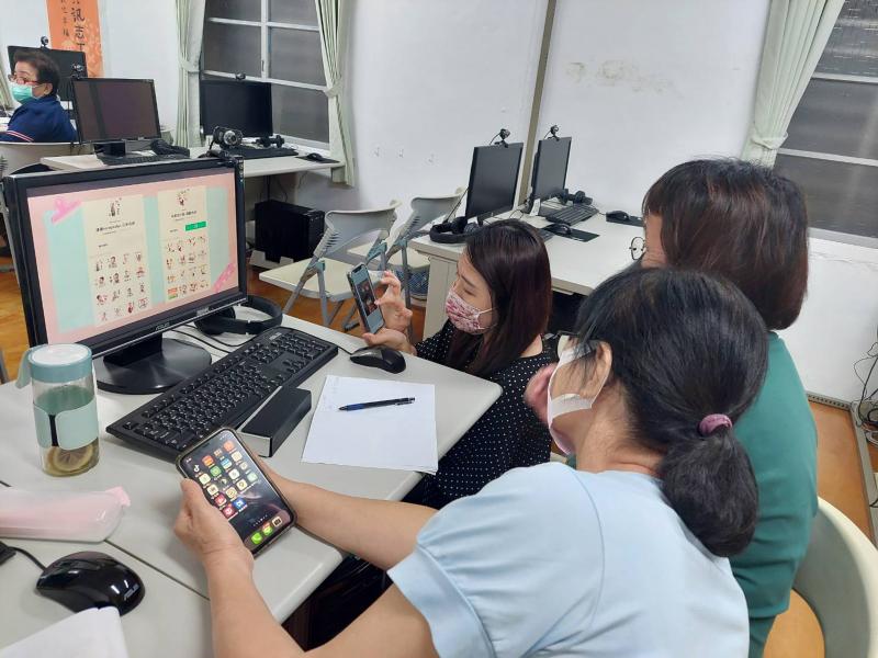 講師細心為學員講解步驟