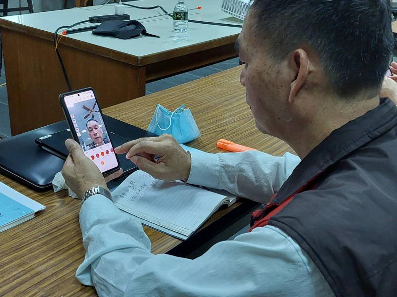 民眾認真跟隨老師步驟學習