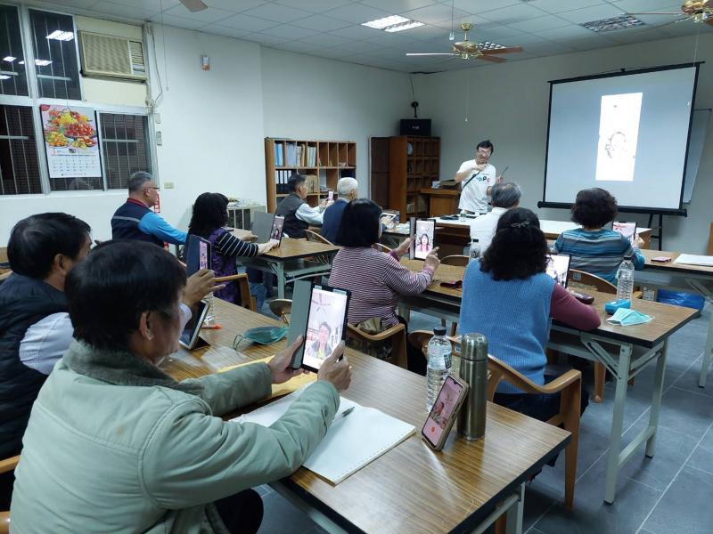 老師認真講解課程