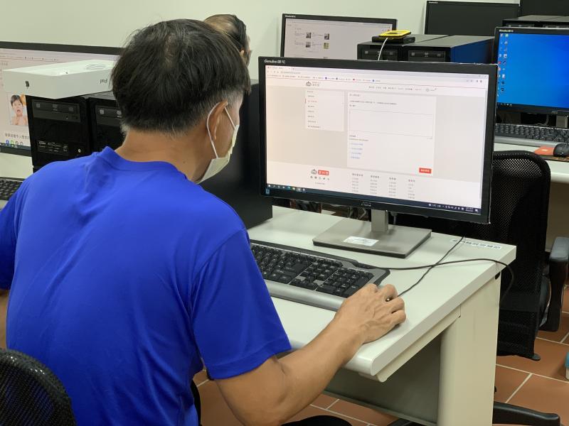 學員們跟著老師的說明，一步步註冊會員、使用網站提供的服務、認識食譜撰寫介面，成為食譜創作者。