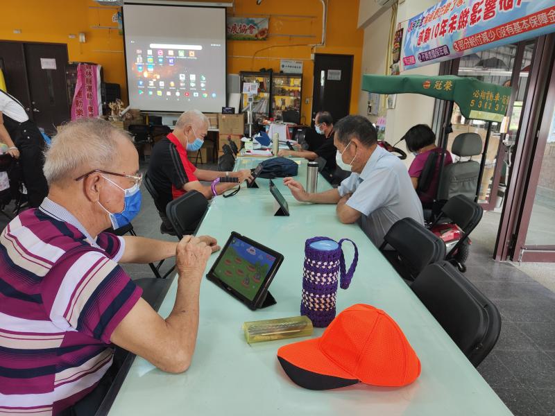 大家頭低低~很認真的滑~