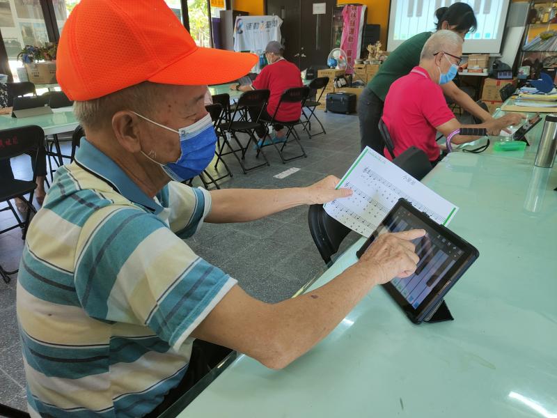 彈鋼琴囉~一閃一閃亮晶晶~