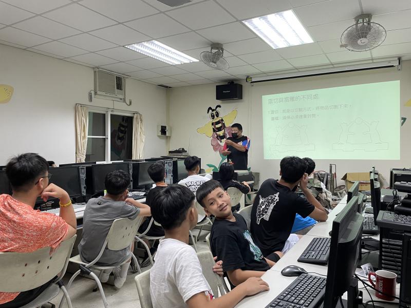 講師介紹本次課程會應用到的軟體