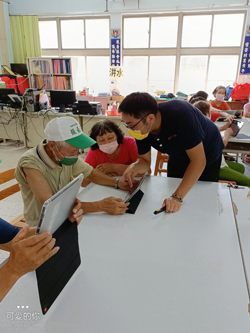 林建穎老師細心指導阿公阿嬤們操作平板