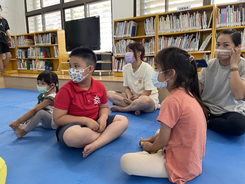 邀請現場的家長與孩子們一同進行親子遊戲