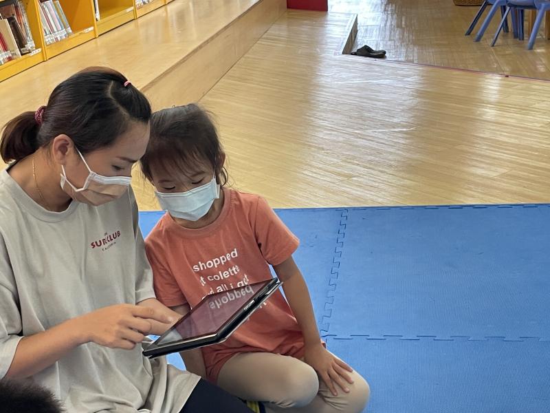 家長與孩子一起進行電子書閱讀