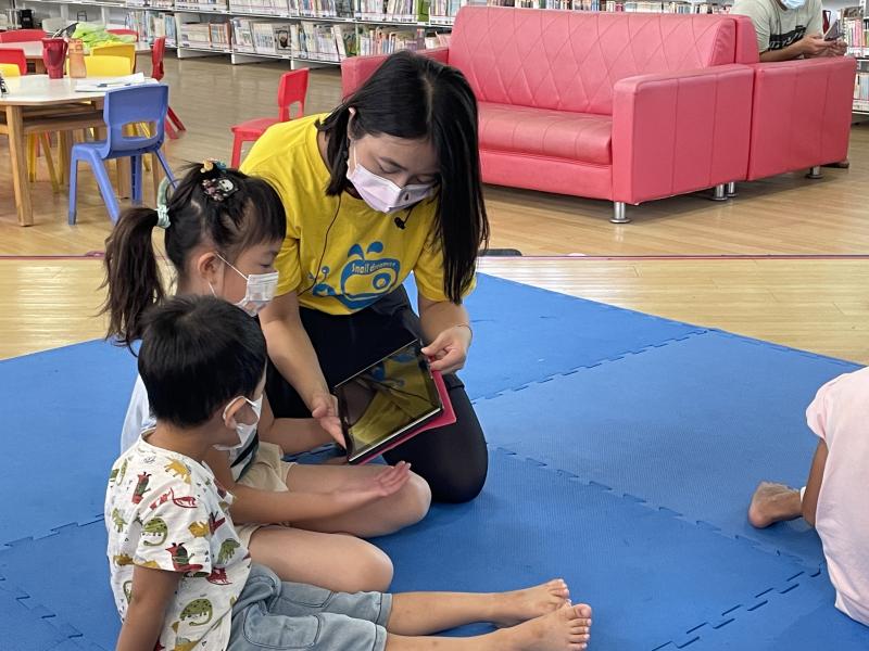 家長與孩子一起進行電子書閱讀2