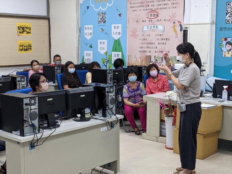 疫情逐漸趨緩,學員們也比較願意出席上課,講師非常開心大家都很積想學習增加新的健康課程,很多學員都是第一次參與DOC的課程,才發現原來也可以使用手機查看自己的就診紀錄和如何線上預約掛號