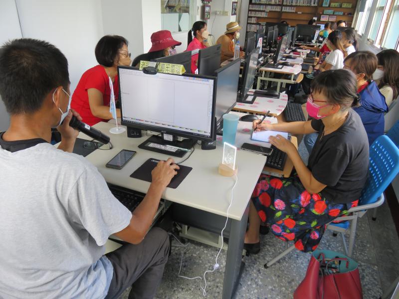 講師講解繪圖軟體操作方式