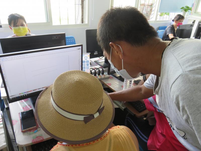 指導學員操作繪圖軟體