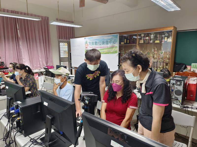 老師指導學員PowerPoint圖片動畫操作技巧