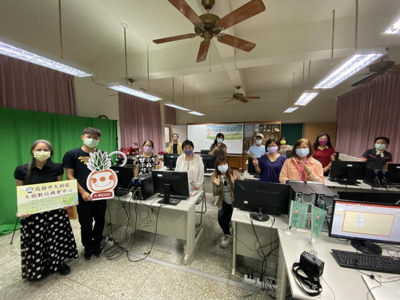 使用電腦不宜過長, 大家休息一下拍張合照